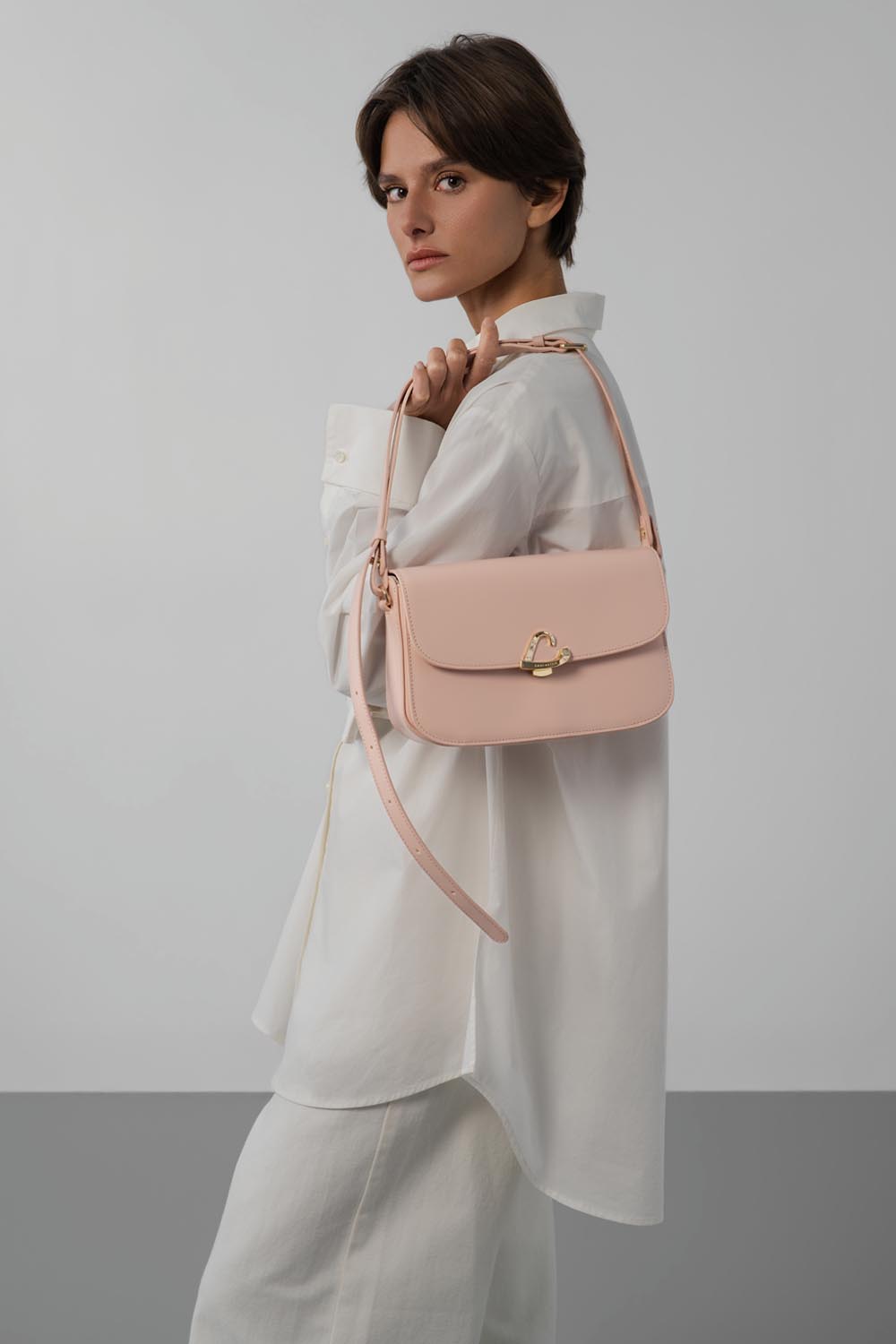 Lancaster Sac trotteur à rabat aimanté Paris Philos Noir – D’Trotteur-Täsch Paris Philos gëtt iwwer der Schëller zu enger wäisser Blus an enger passender Box gedroen.