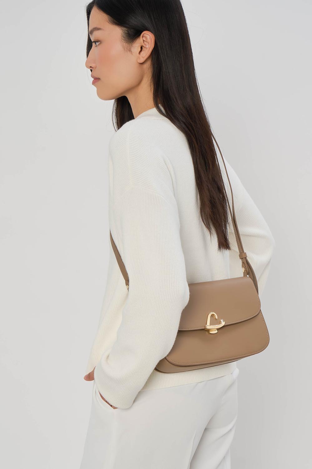 Lancaster Sac trotteur à rabat aimanté Paris Philos Noir – Déi beige Paris Philos Trotteur-Täsch gëtt queesch iwwer d’Kierper mat engem wäissen Uewerdeel an enger wäisser Box gedroen.