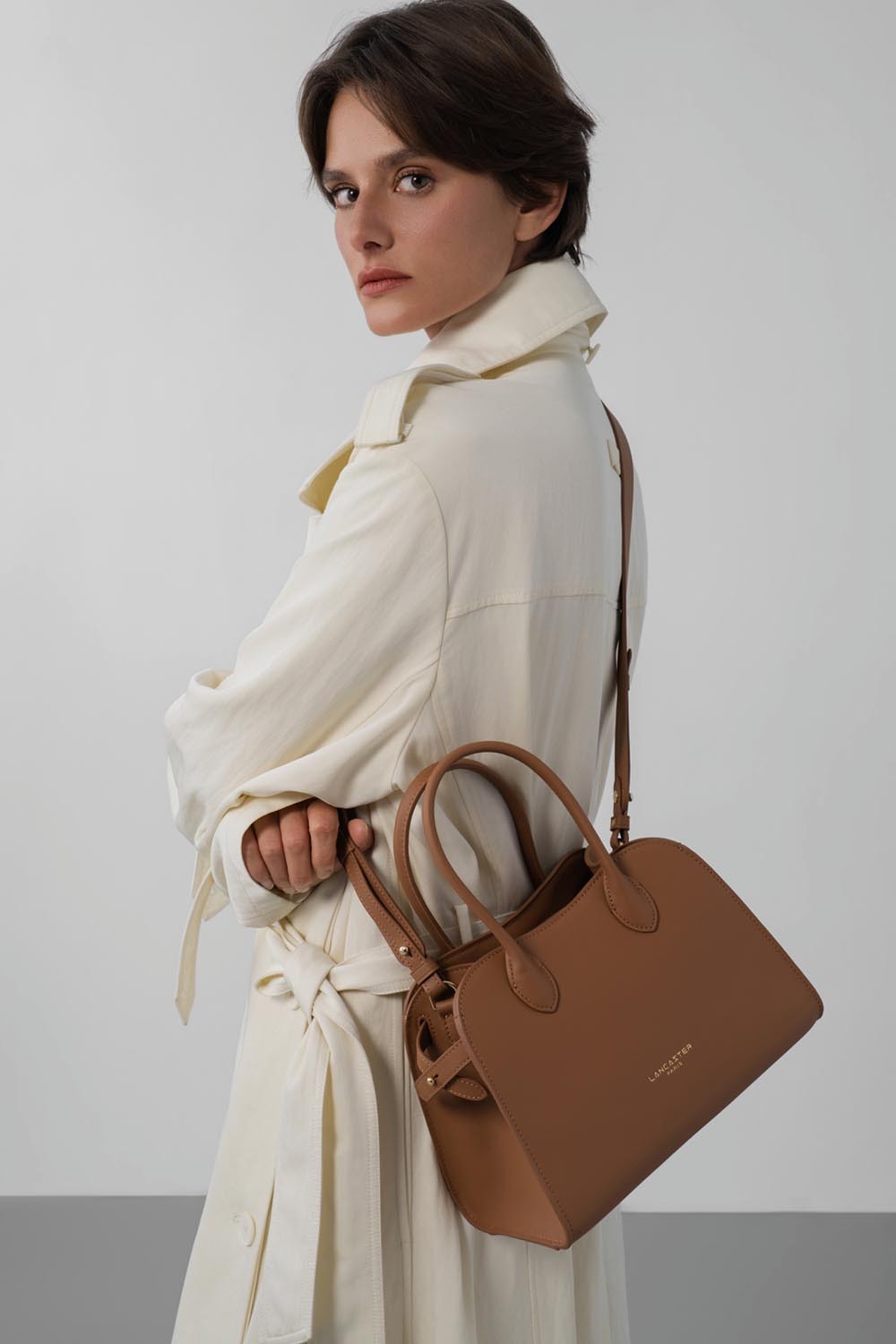 Lancaster Handbag with magnetic Flap S Donna Hopper Praline – worn