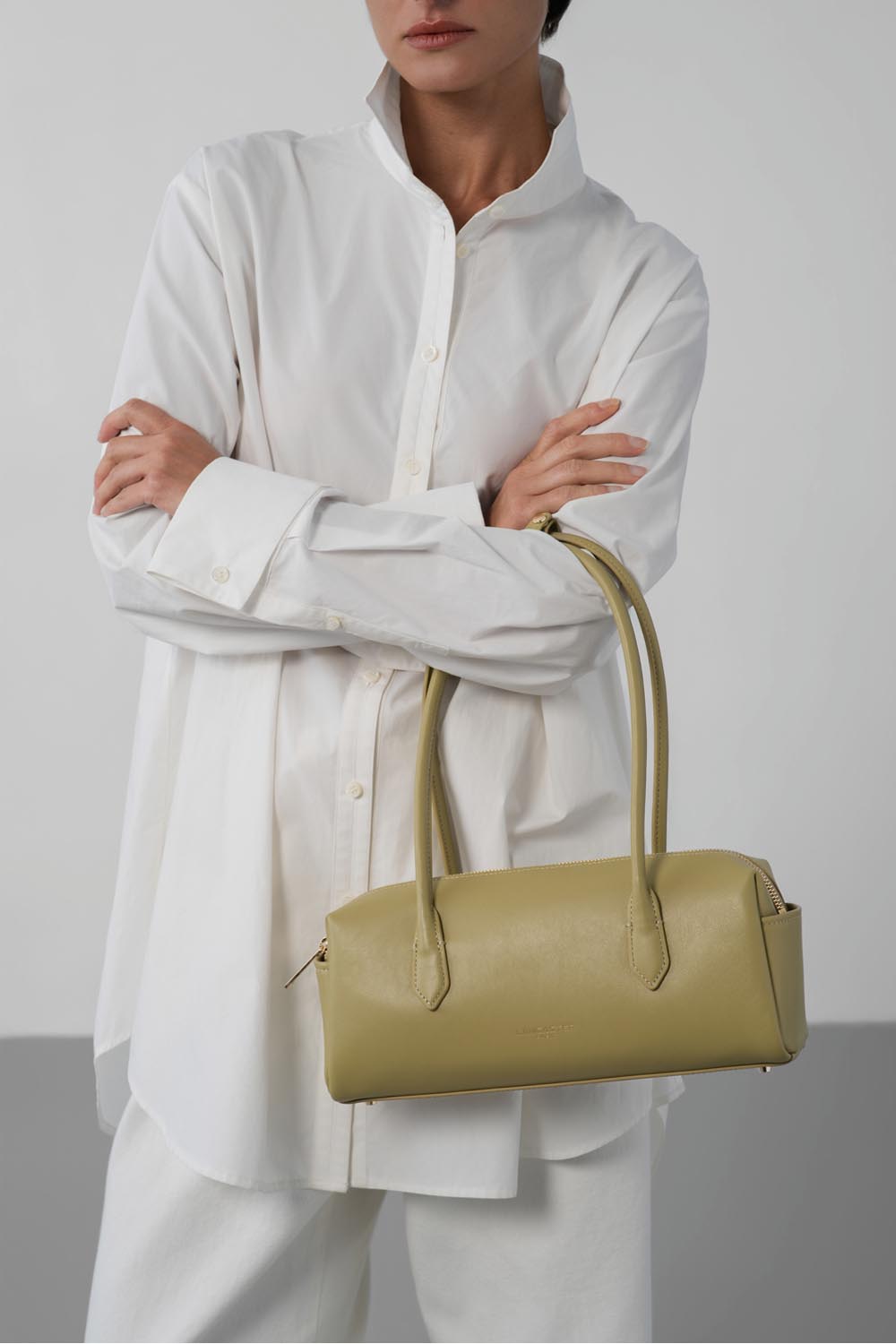 Lancaster Donna Cube Zipped Crossbody Bag Linen – White shirt and matching trousers for the Donna Cube trotteur, carried over the shoulder.