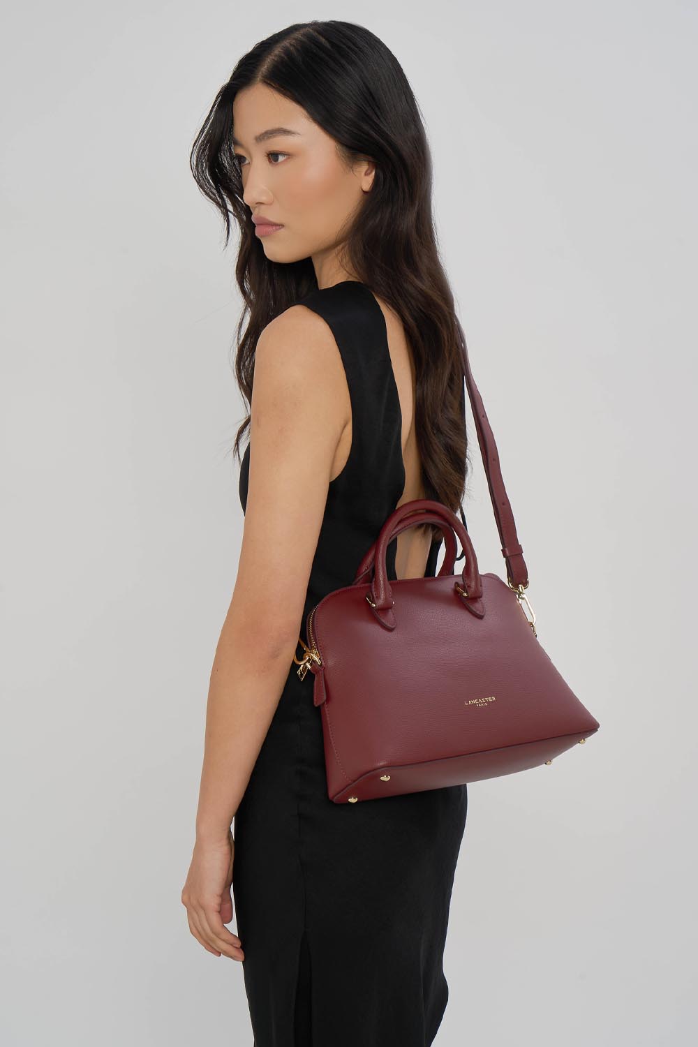 Lancaster Borsa a mezzaluna con zip M Sierra Jia Grigio – indossata