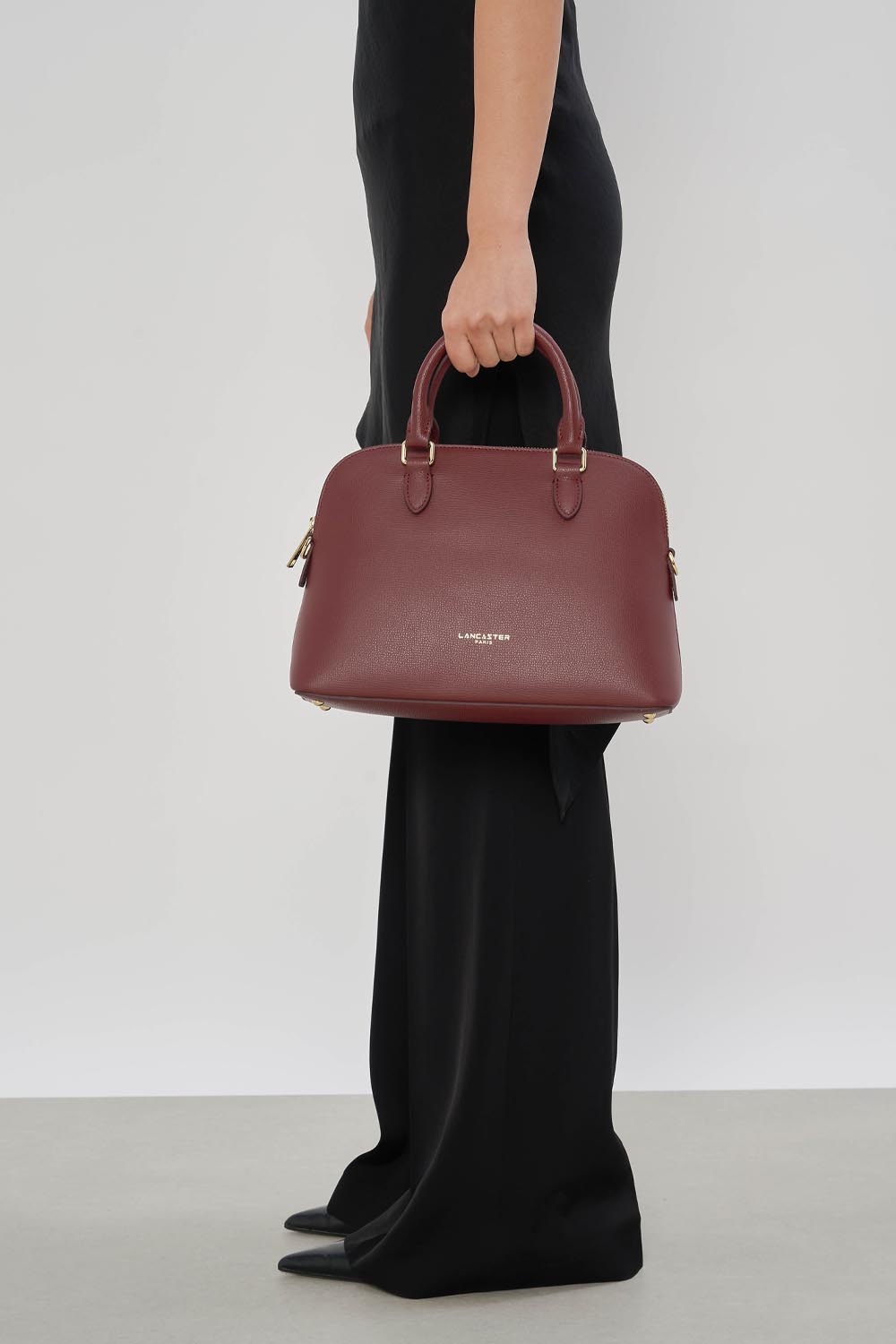 Lancaster Borsa a mezzaluna con zip M Sierra Jia Grigio – indossata