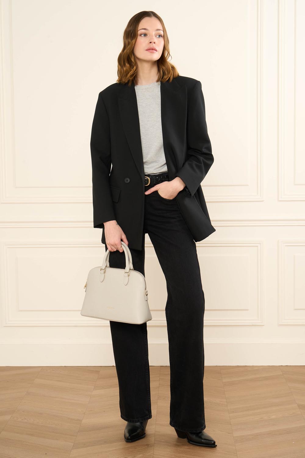 Lancaster Borsa a mezzaluna con zip M Sierra Jia Grigio – Blazer nero e pantaloni neri per la borsa a mezzaluna Sierra Jia, portata a mano.