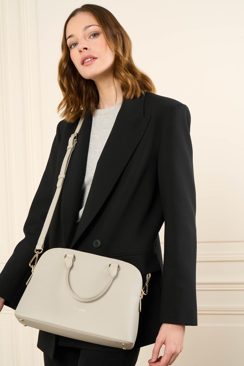Lancaster Borsa a mezzaluna con zip M Sierra Jia Grigio – indossata