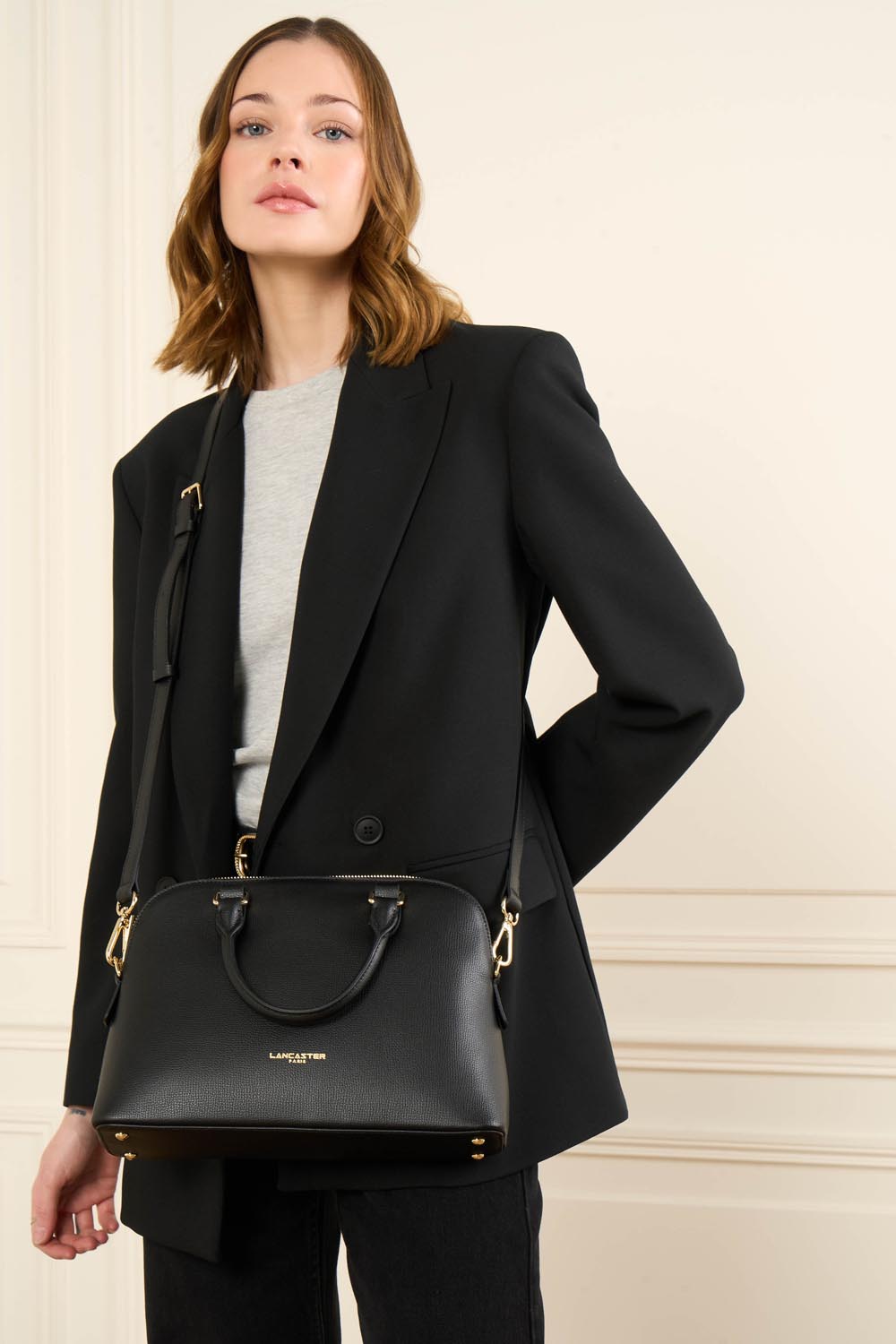 Lancaster Borsa a mezzaluna con zip M Sierra Jia Grigio – indossata