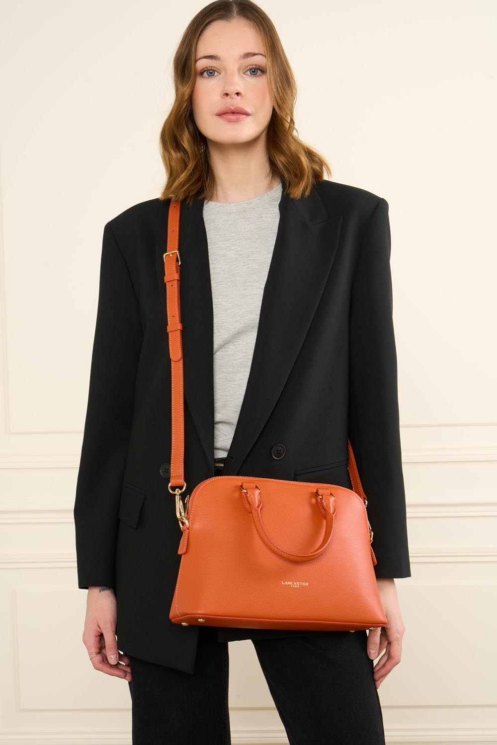 Lancaster Borsa a mezzaluna con zip M Sierra Jia Grigio – indossata