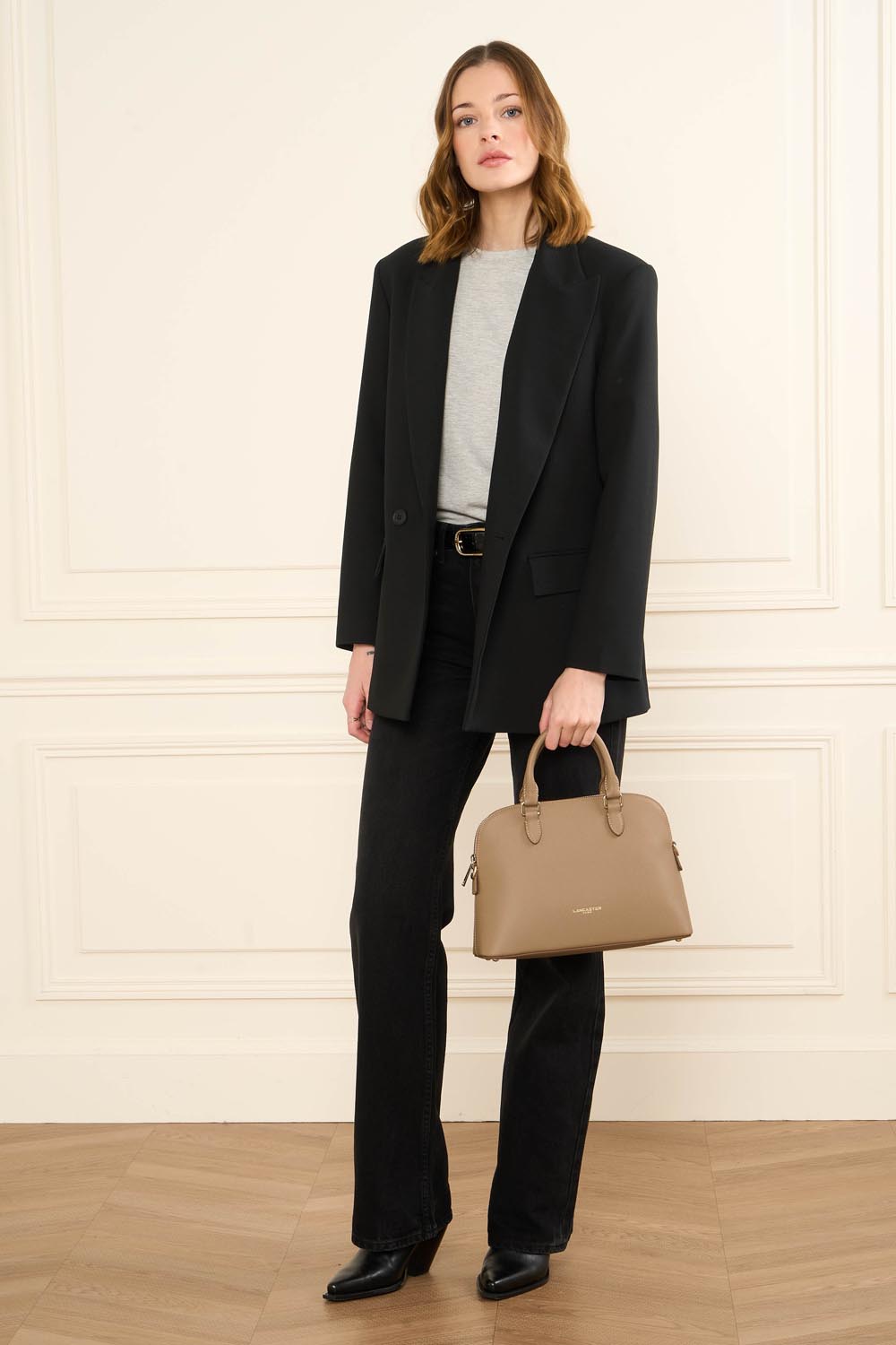 Lancaster Borsa a mezzaluna con zip M Sierra Jia Grigio – Tenuta a mano, la borsa a mezzaluna Sierra Jia beige completa un blazer nero e pantaloni neri.
