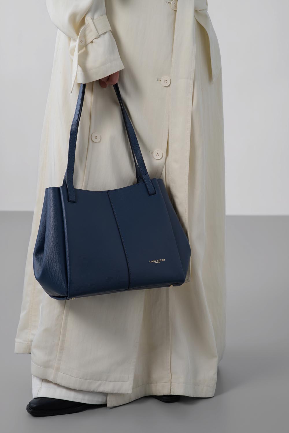 Lancaster Tote Bag shoulder M Sierra Haus Red – worn