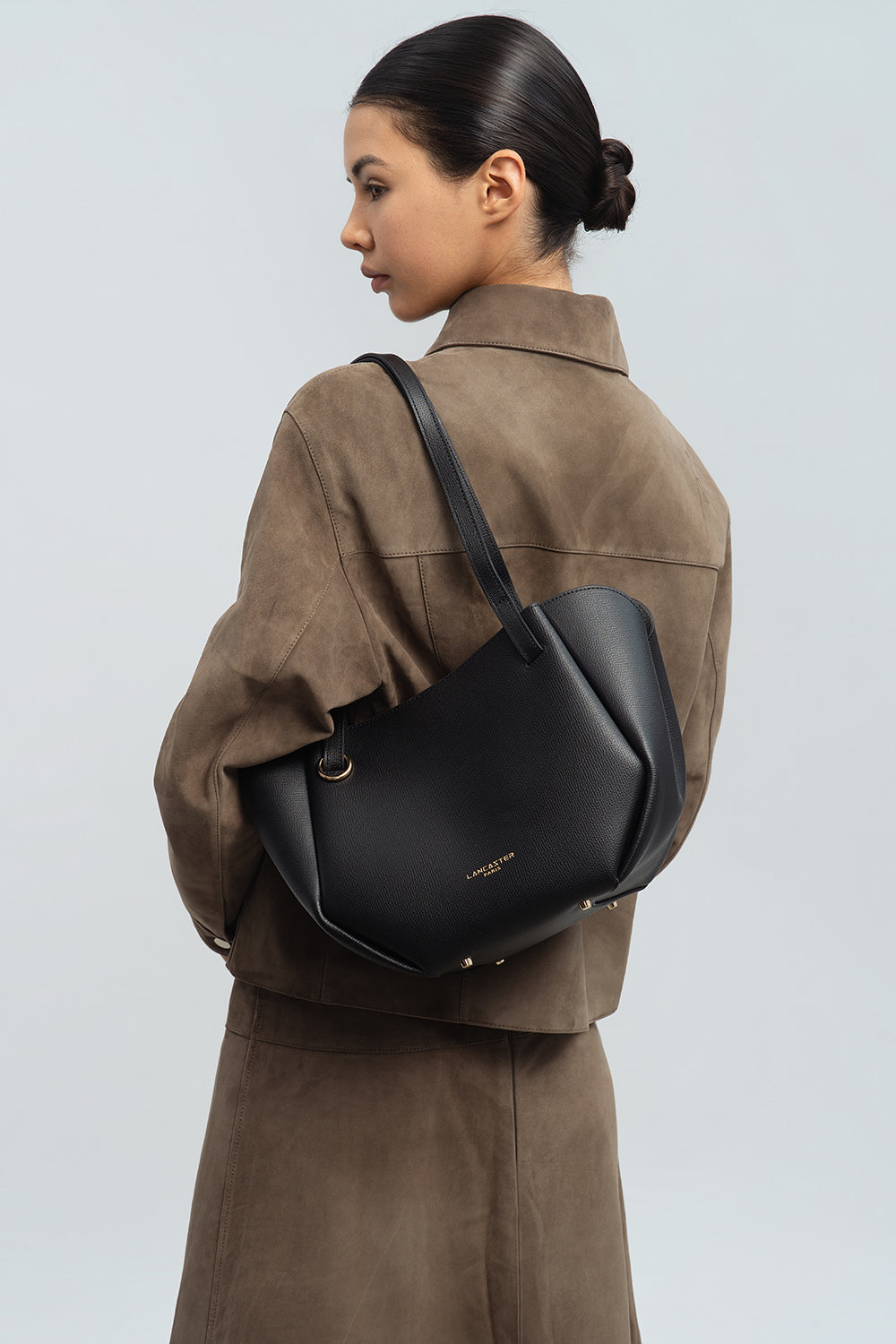 Lancaster Bolso Tote Sierra Haus Caqui – Llevado al hombro, un conjunto marrón compuesto por una chaqueta y una falda.