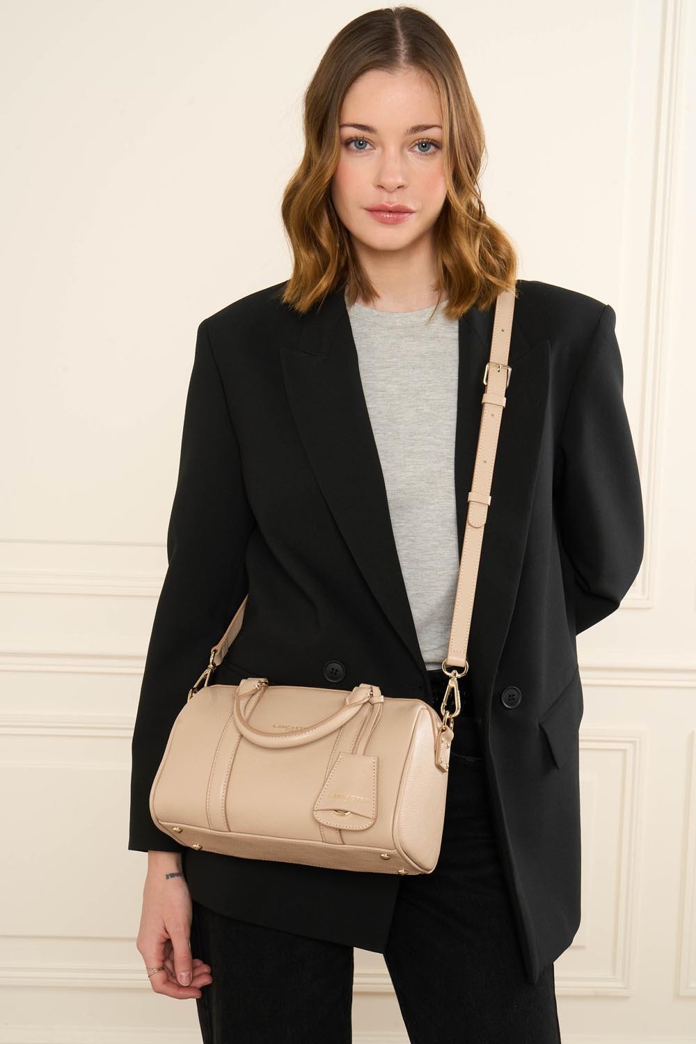 Borsa a cilindro Lancaster Milano Ana M Camel – indossata