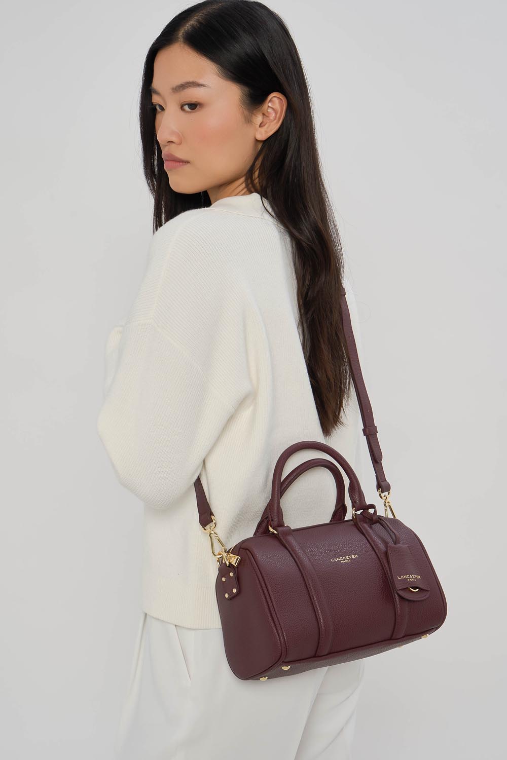 Borsa a cilindro Lancaster Milano Ana M Camel – indossata