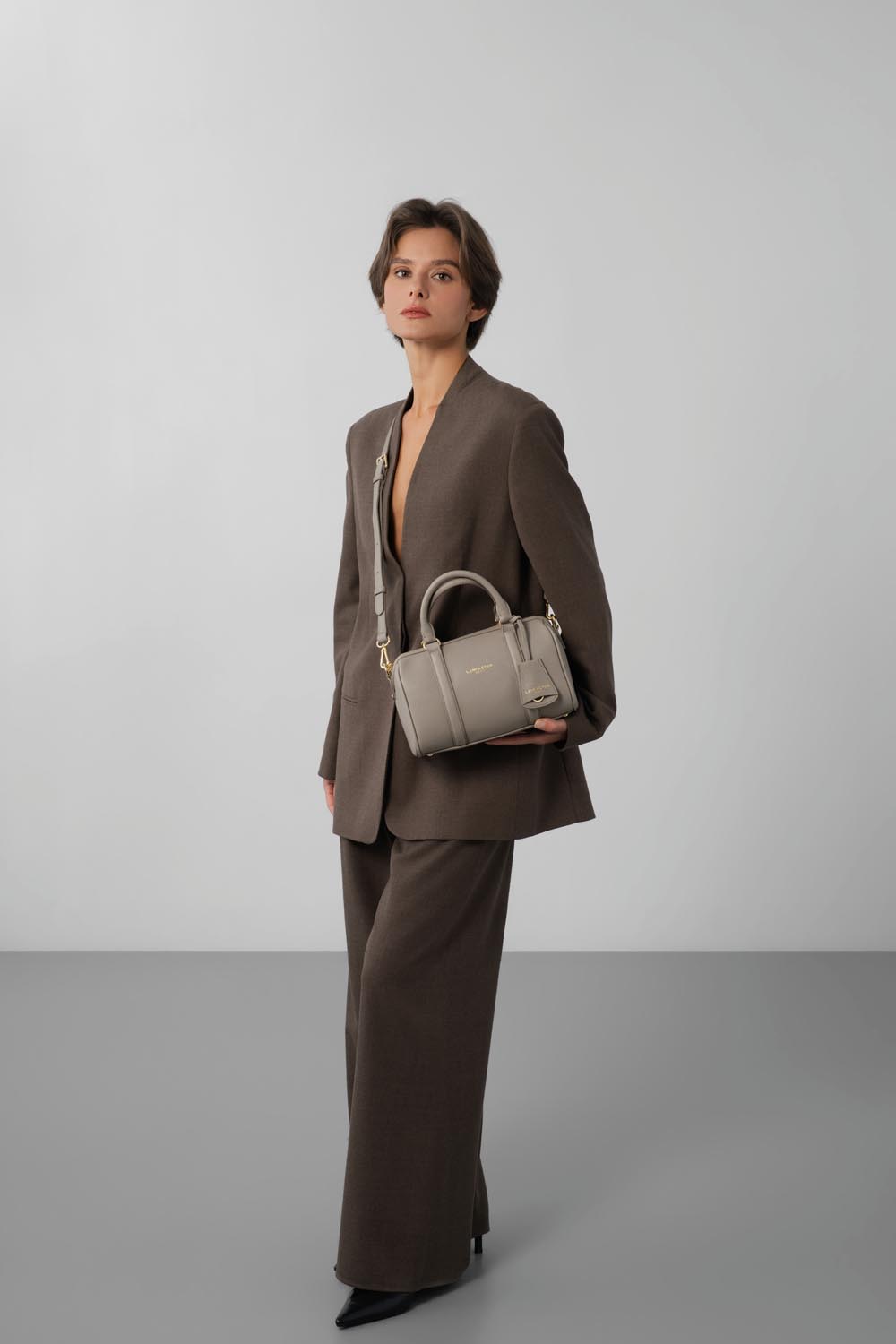 Borsa a cilindro Lancaster Milano Ana M Camel – indossata