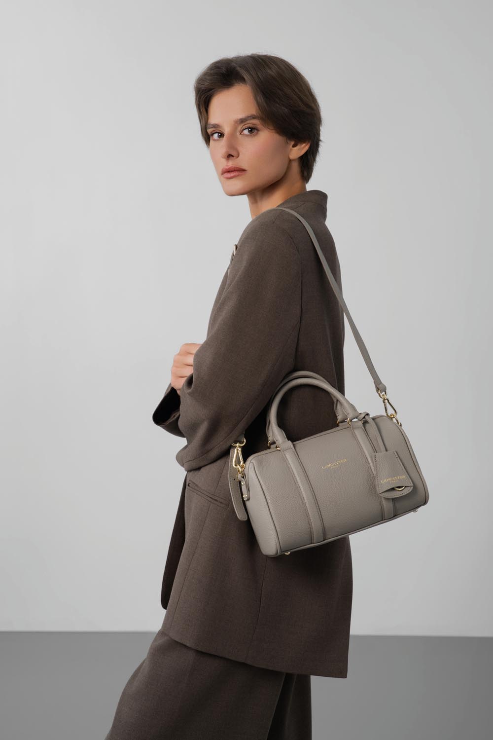 Borsa a cilindro Lancaster Milano Ana M Camel – indossata