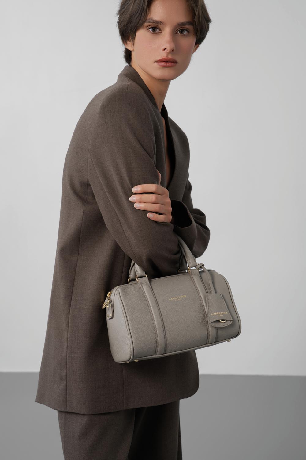 Borsa a cilindro Lancaster Milano Ana M Camel – indossata