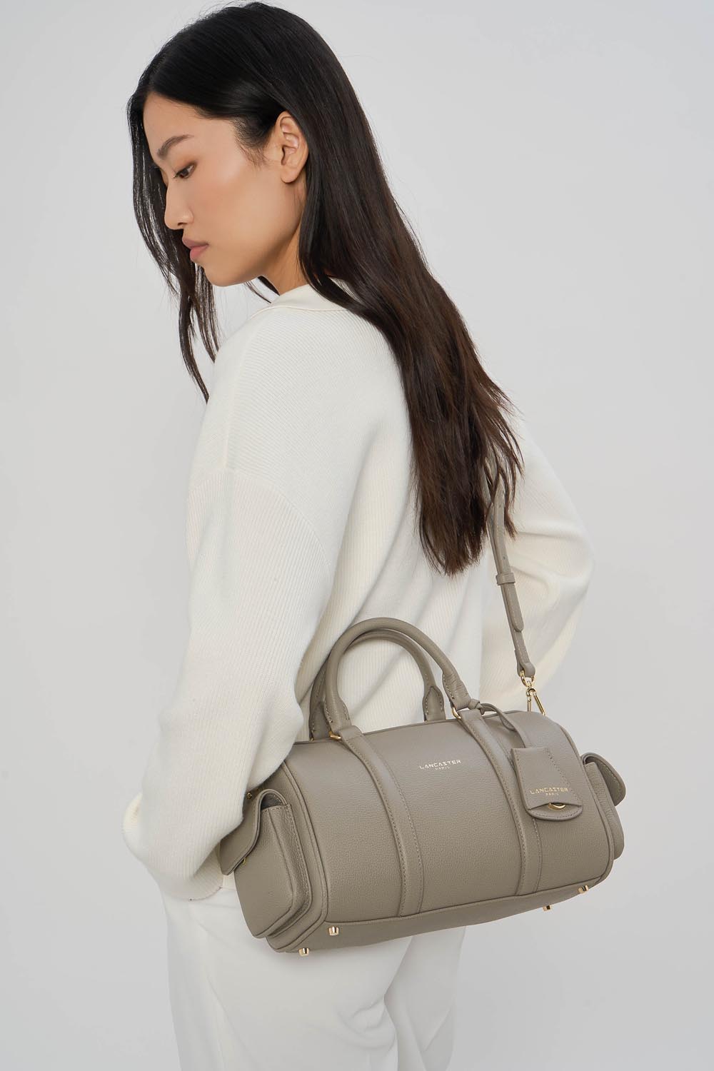 Lancaster Borsa a cilindro Con zip M Milano Ana Sabbia – indossata