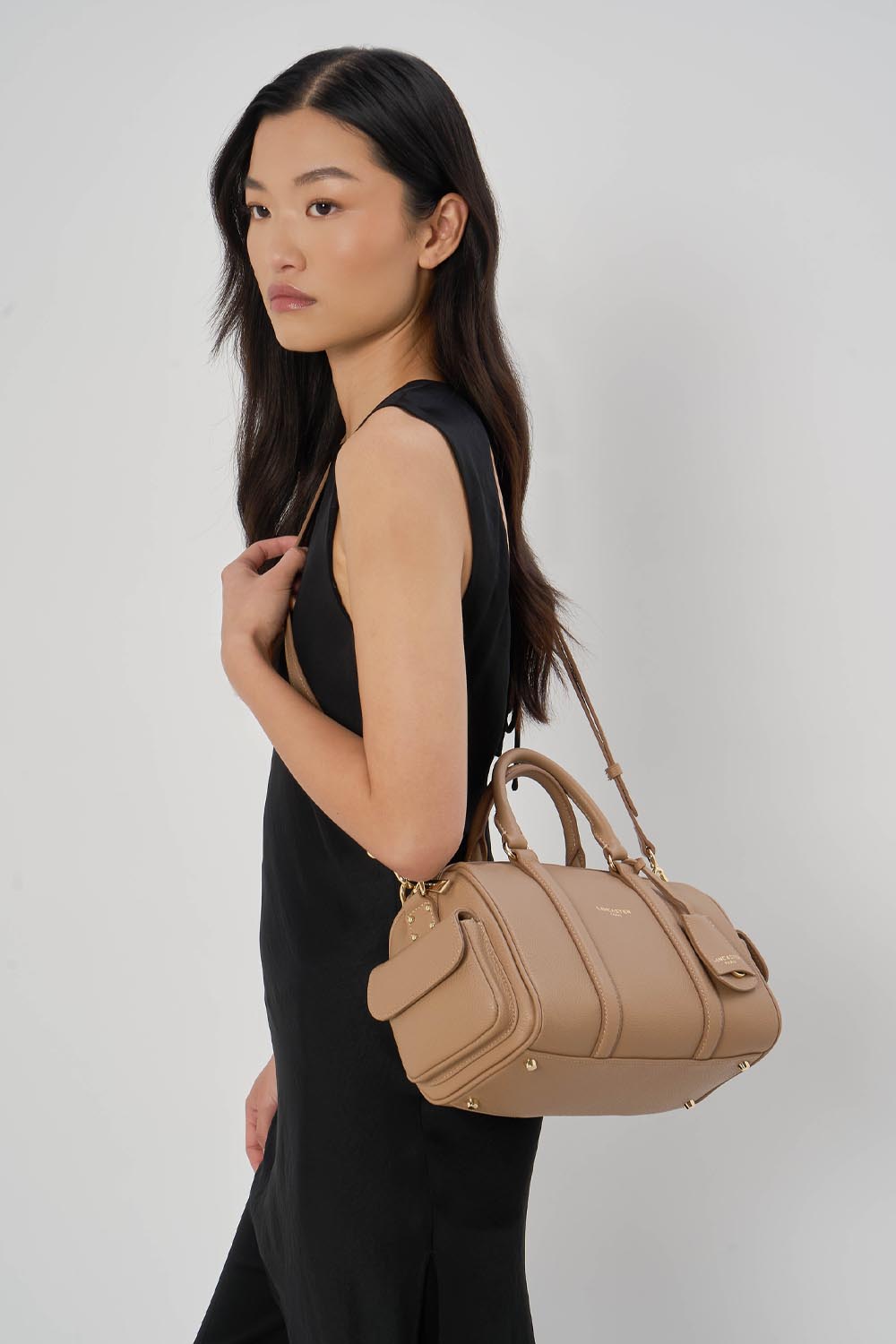 Lancaster Borsa a cilindro Con zip M Milano Ana Sabbia – indossata