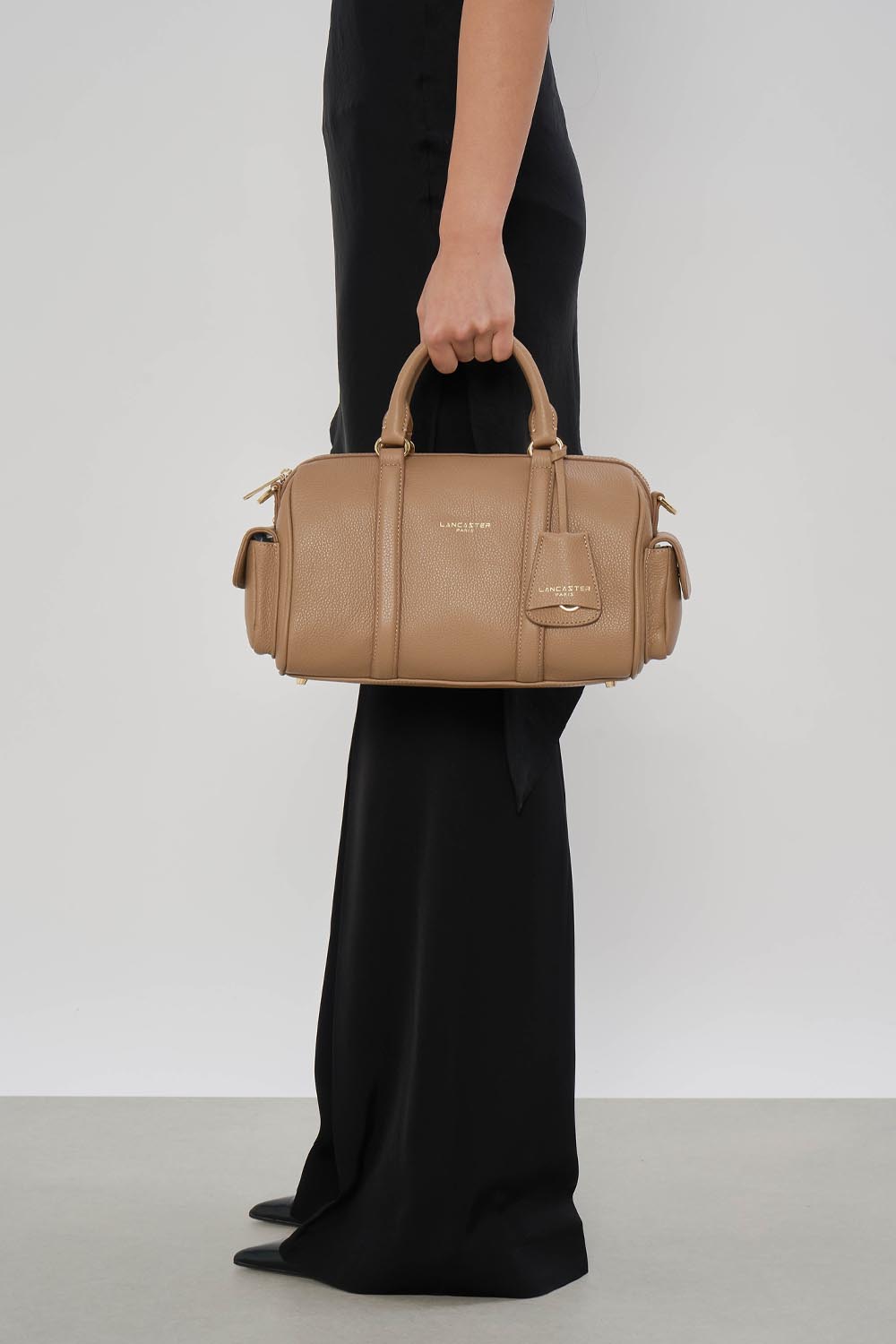 Lancaster Borsa a cilindro Con zip M Milano Ana Sabbia – indossata