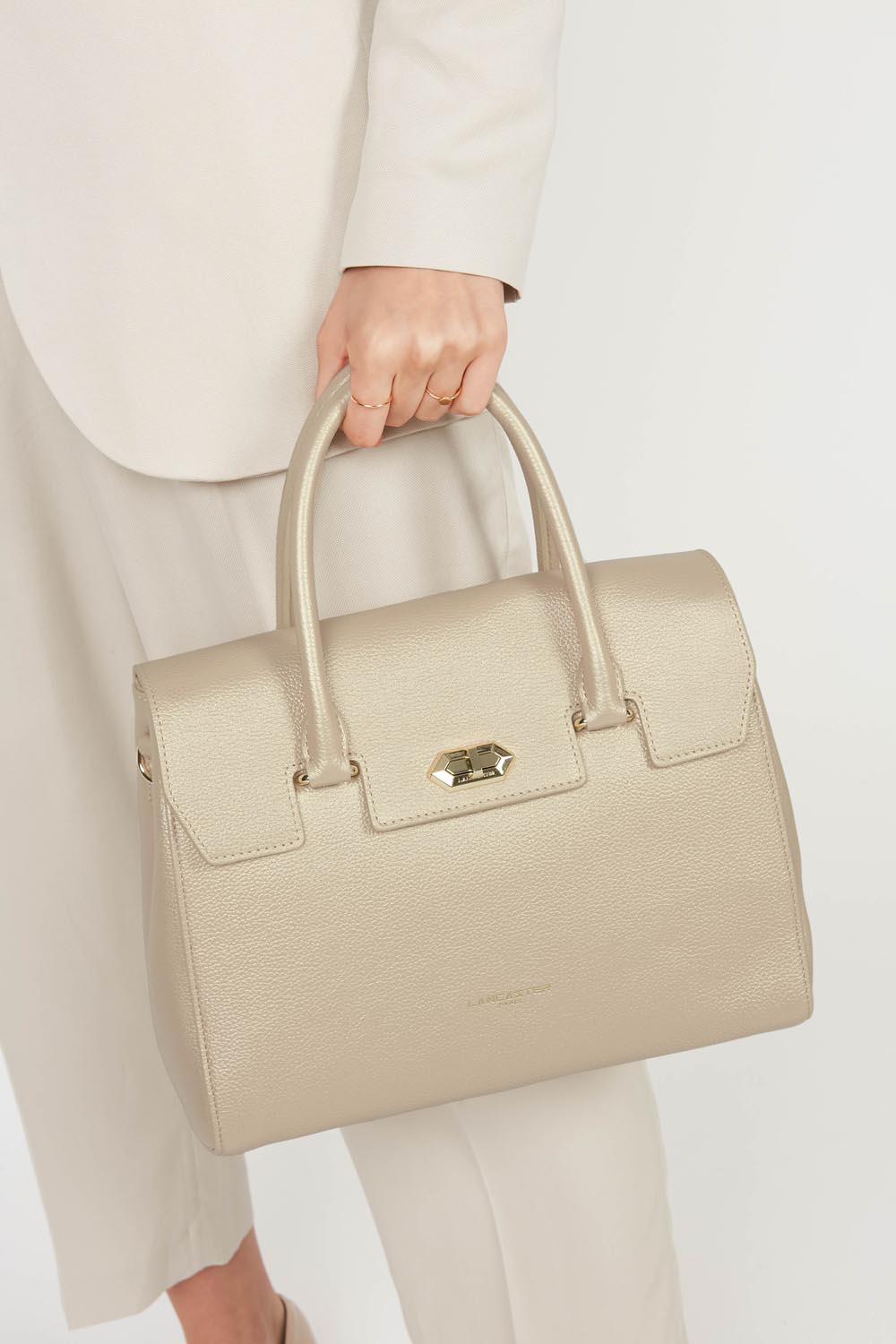 Lancaster Sac à main A rabat avec fermoir M Milano Cosmos Châtaigne – porté