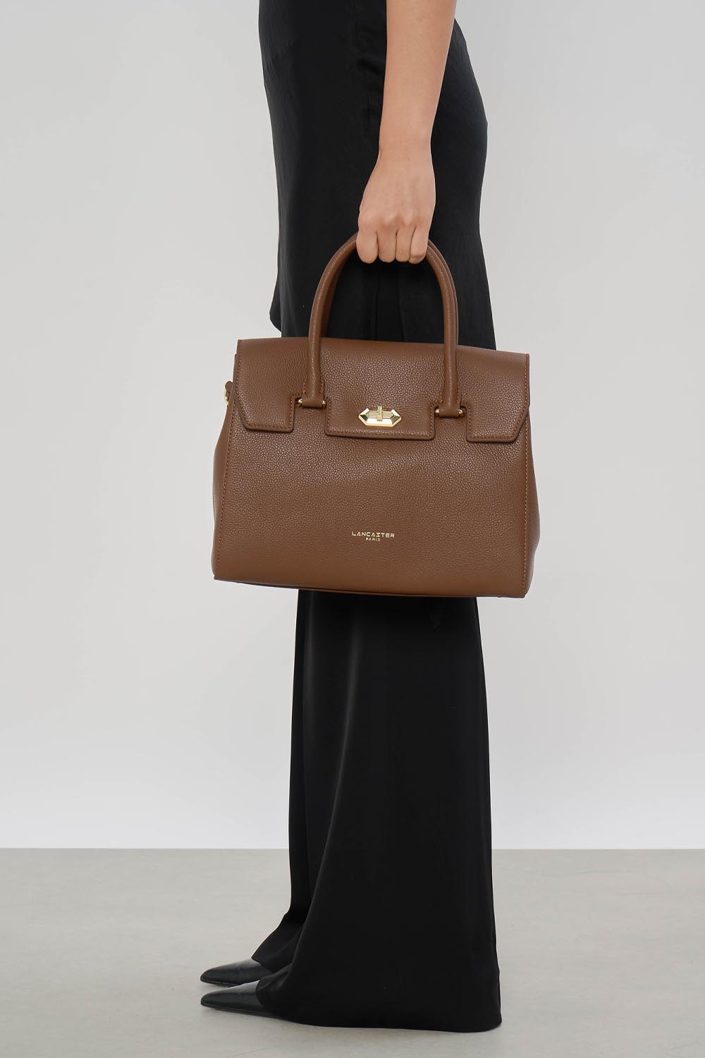 Lancaster Sac à main A rabat avec fermoir M Milano Cosmos Châtaigne – porté