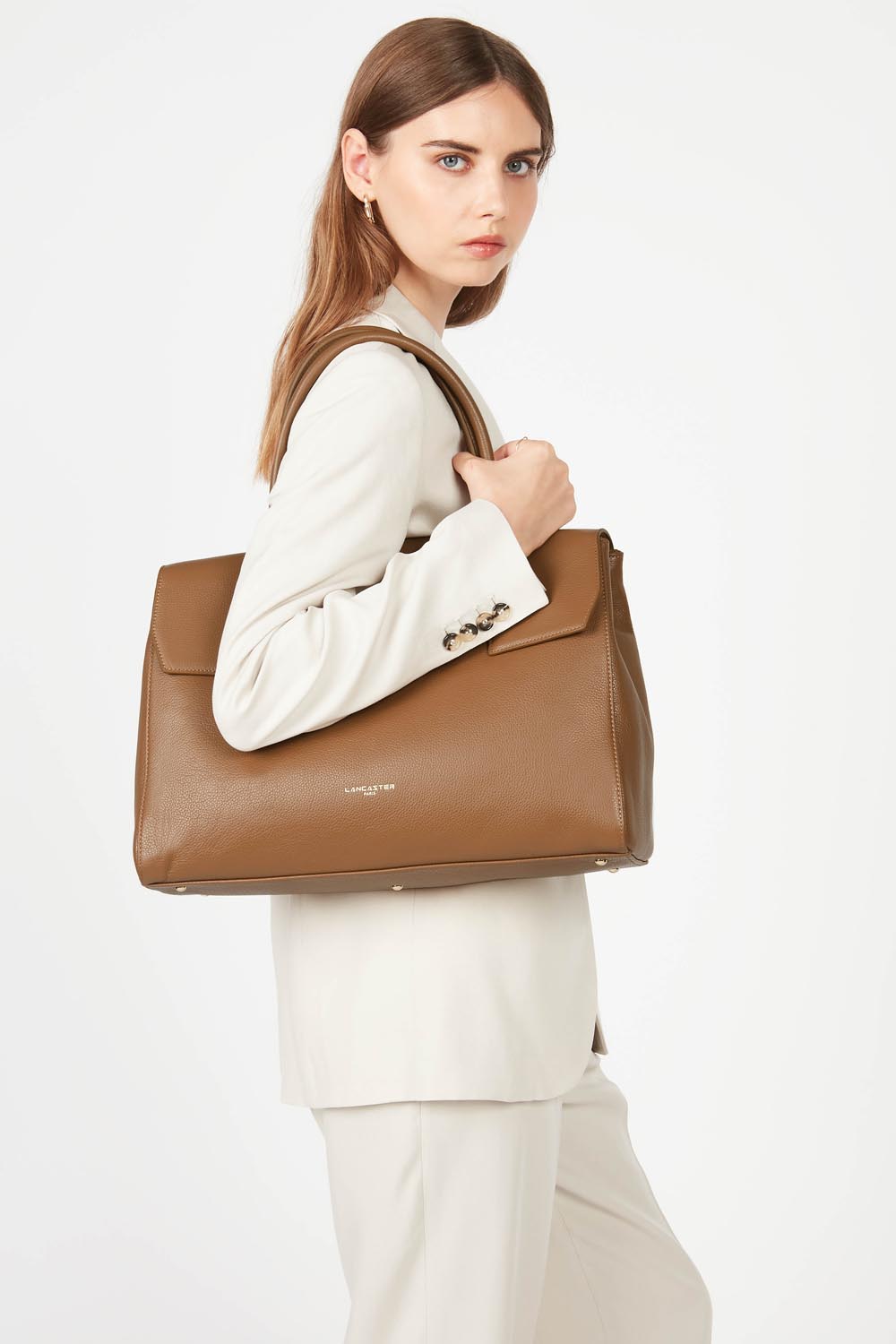 Lancaster Borsa Shopper Foulonné Milano XL Champagne – A spalla, la shopper marrone completa un completo bianco avorio.