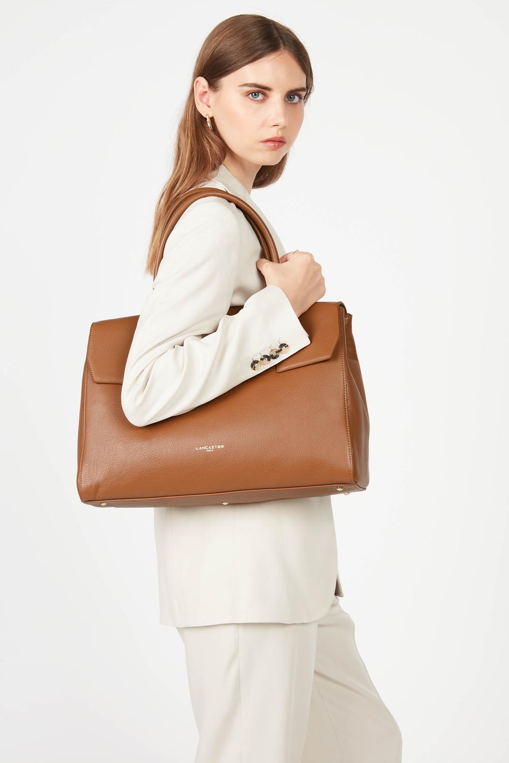 Lancaster Borsa Shopper Foulonné Milano XL Champagne – Con un completo bianco, la shopper marrone si porta a spalla.