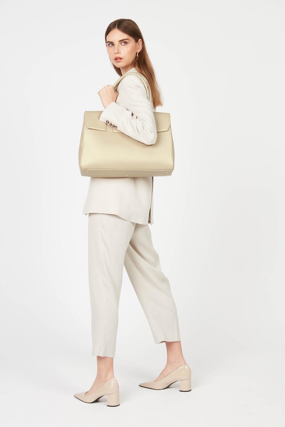 Lancaster Borsa Shopper Foulonné Milano XL Champagne – Completo bianco e décolleté beige per questa shopper dorata portata a spalla.