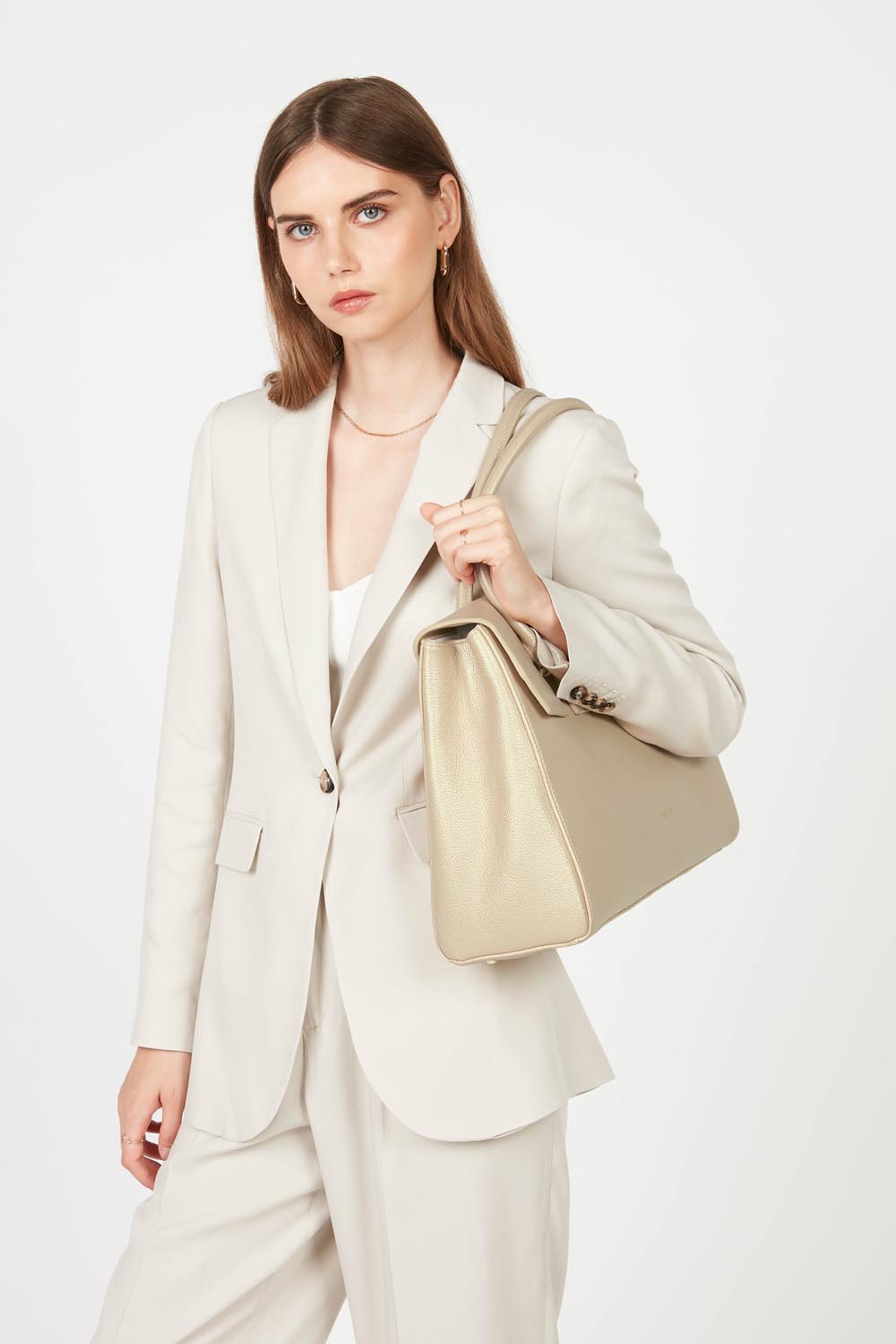 Lancaster Borsa Shopper Foulonné Milano XL Champagne – Portata a spalla, la borsa shopper dorata completa un tailleur pantalone bianco avorio e un top coordinato.