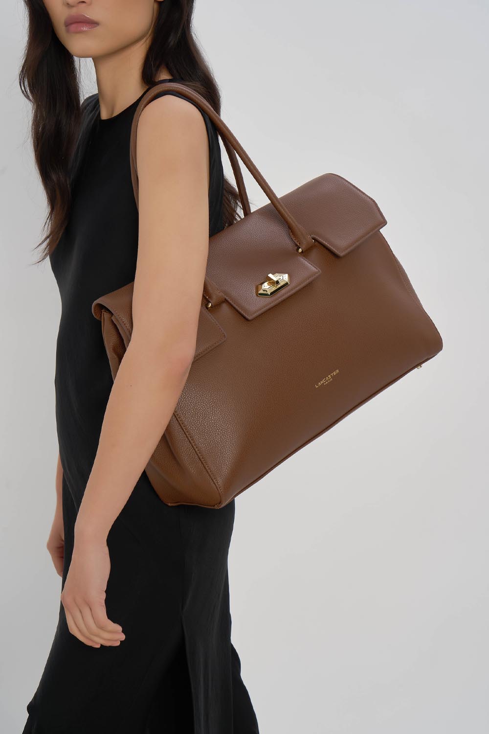Lancaster Borsa Shopper Foulonné Milano XL Champagne – La borsa tote marrone a spalla si abbina a un abito nero senza maniche.