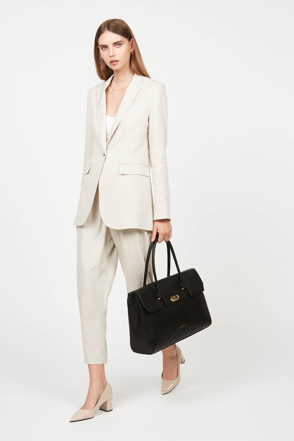 Lancaster Borsa Shopper Foulonné Milano XL Champagne – In nero, la shopper è tenuta a mano e completa un tailleur pantalone bianco avorio.