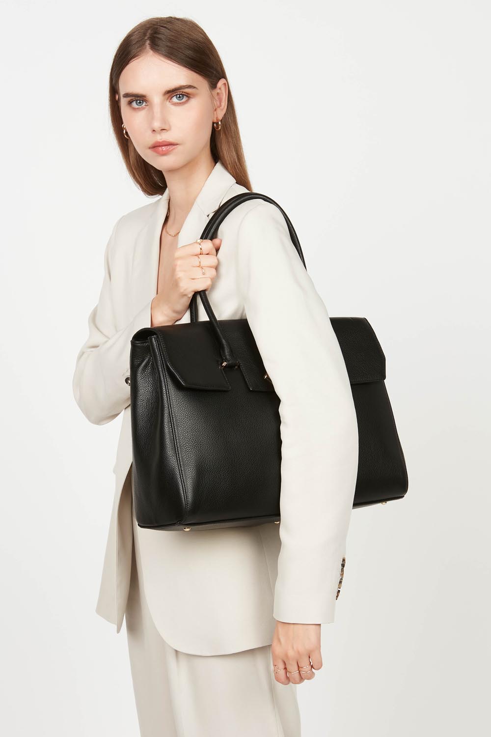 Lancaster Borsa Shopper Foulonné Milano XL Champagne – Blazer bianco e pantaloni coordinati per la shopper nera, tenuta a mano per i manici.