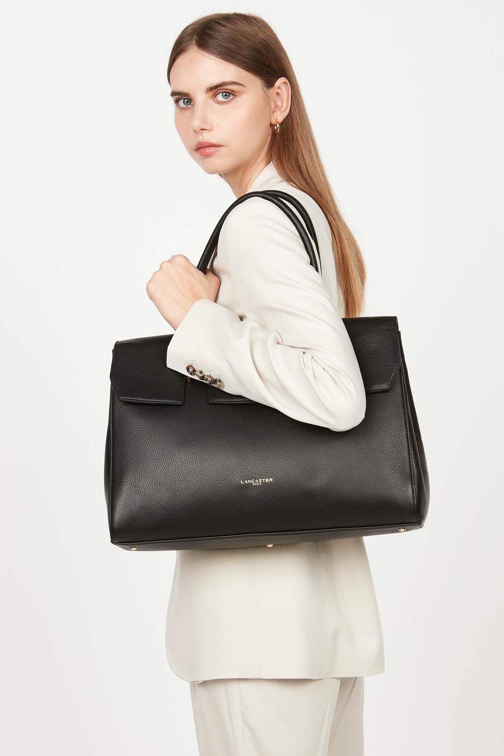 Lancaster Borsa Shopper Foulonné Milano XL Champagne – La borsa tote nera si porta a spalla e completa un completo bianco con blazer e pantaloni.