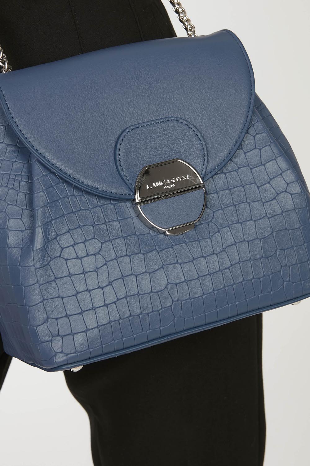 Lancaster Borsa a tracolla con patta e chiusura Pia Camel – Un outfit nero per la borsa a mano Pia portata a spalla.
