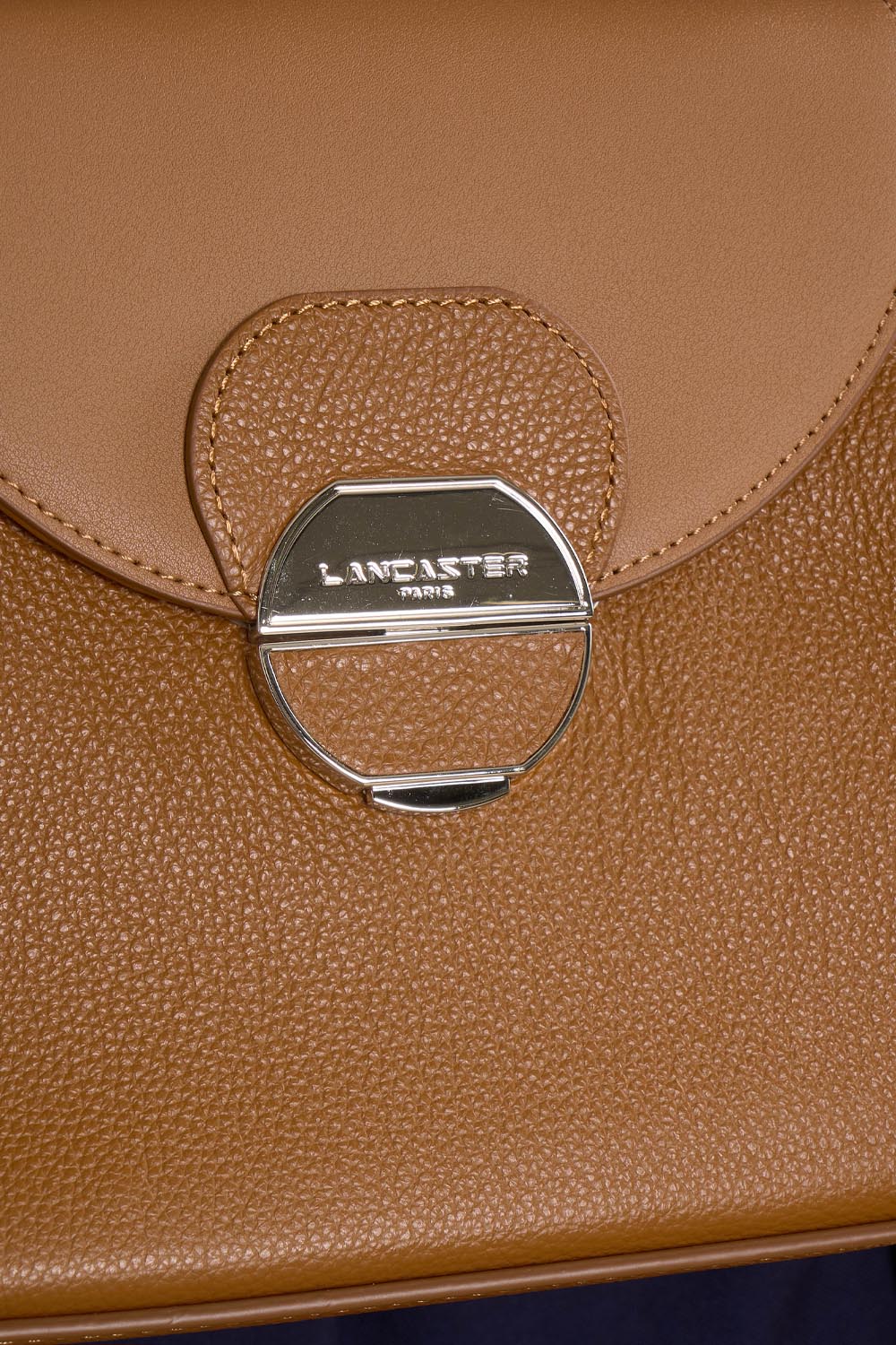 Lancaster Borsa a tracolla con patta e chiusura Pia Camel – indossata