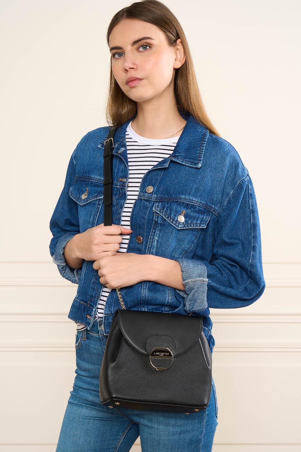 Lancaster Borsa a tracolla con patta e chiusura Pia Camel – Con una giacca di jeans blu e un top a righe, il trotteur Pia si porta a spalla.