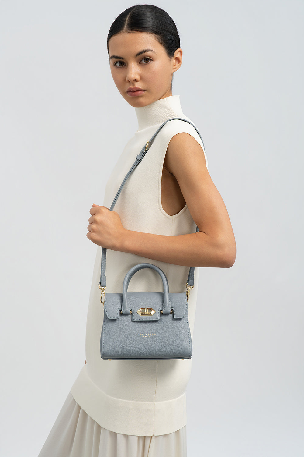 Lancaster Sac à main A rabat avec fermoir Mini Milano Cosmos Camel – porté