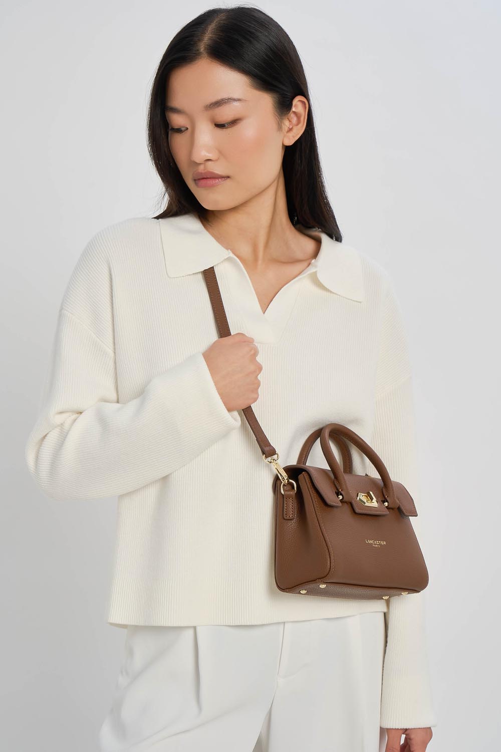 Lancaster Sac à main A rabat avec fermoir Mini Milano Cosmos Camel – porté