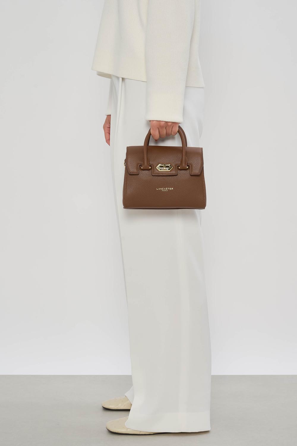 Lancaster Sac à main A rabat avec fermoir Mini Milano Cosmos Camel – porté