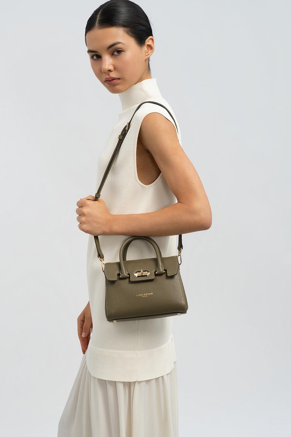 Lancaster Sac à main A rabat avec fermoir Mini Milano Cosmos Camel – porté