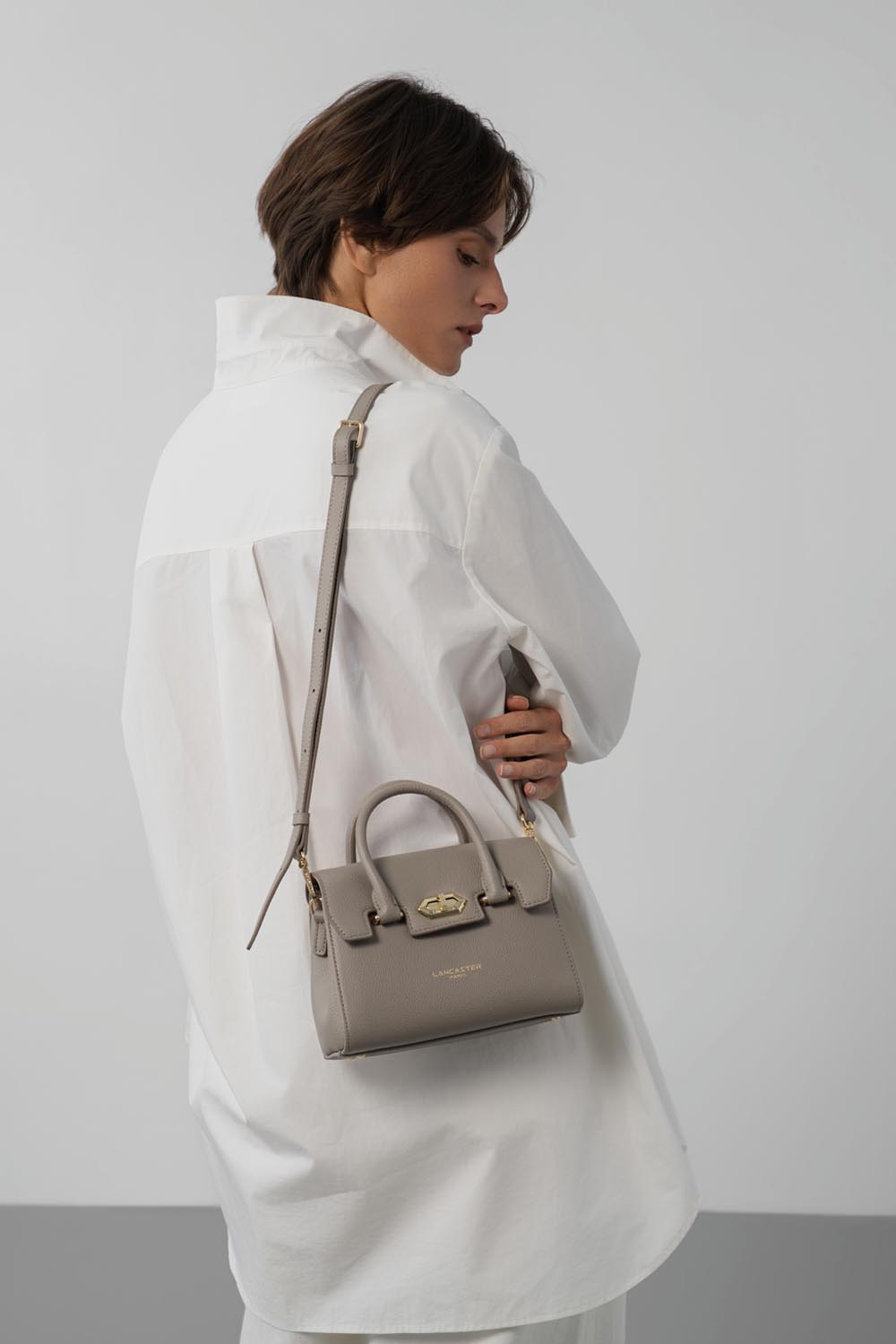 Lancaster Sac à main A rabat avec fermoir Mini Milano Cosmos Camel – porté