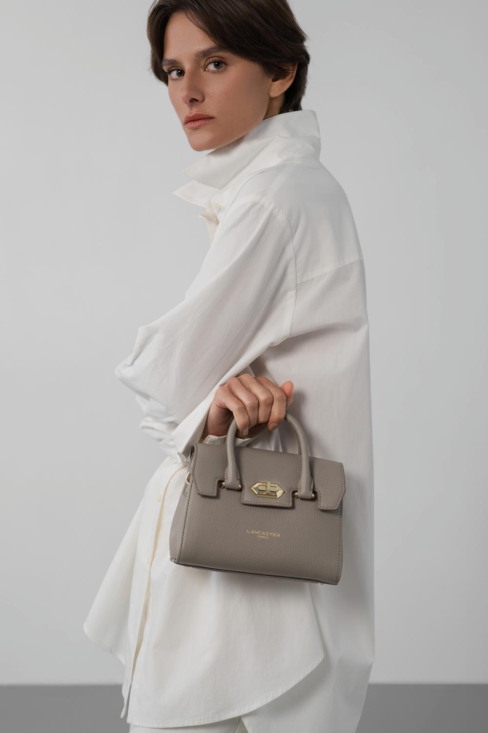 Lancaster Sac à main A rabat avec fermoir Mini Milano Cosmos Camel – porté