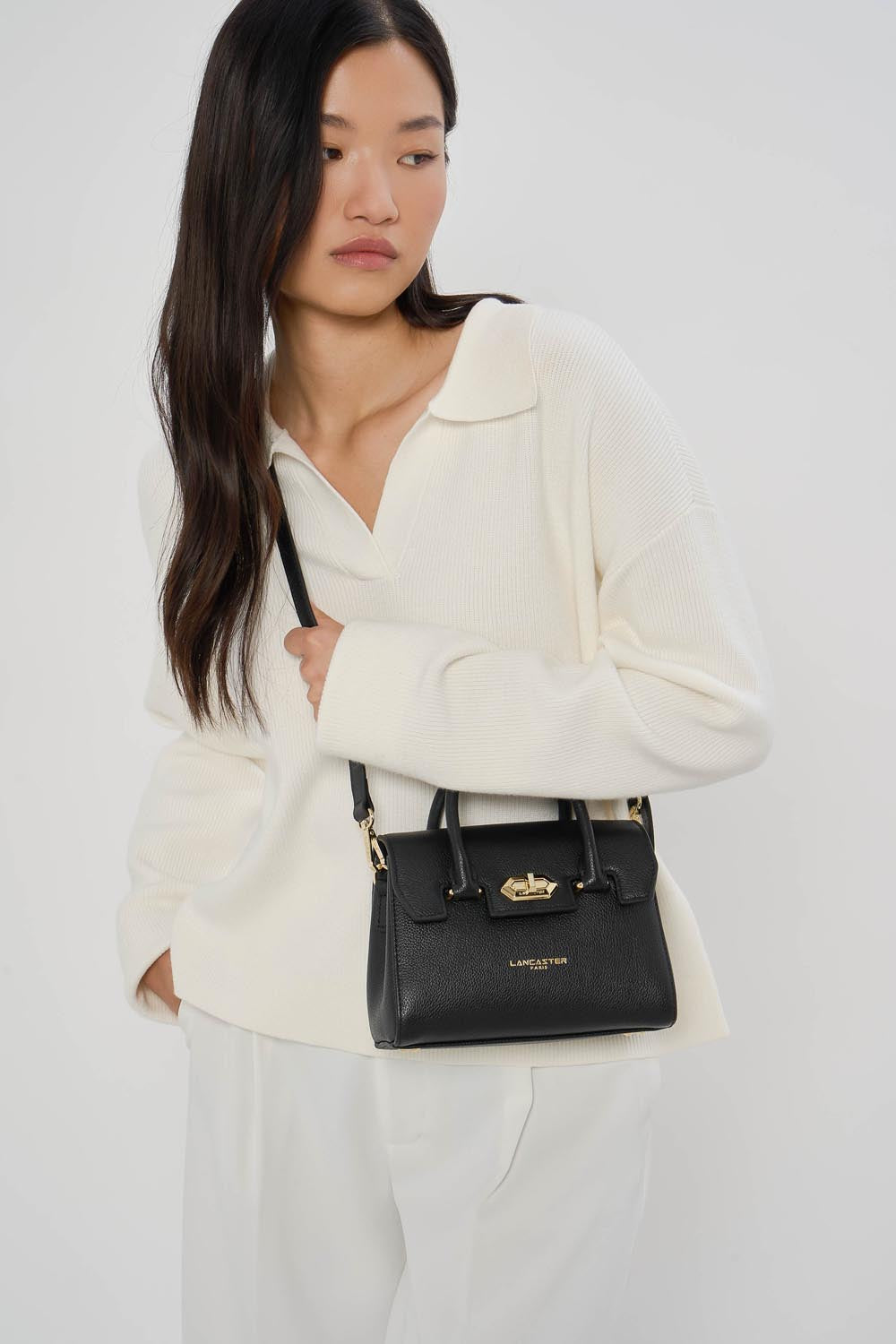 Lancaster Sac à main A rabat avec fermoir Mini Milano Cosmos Camel – porté
