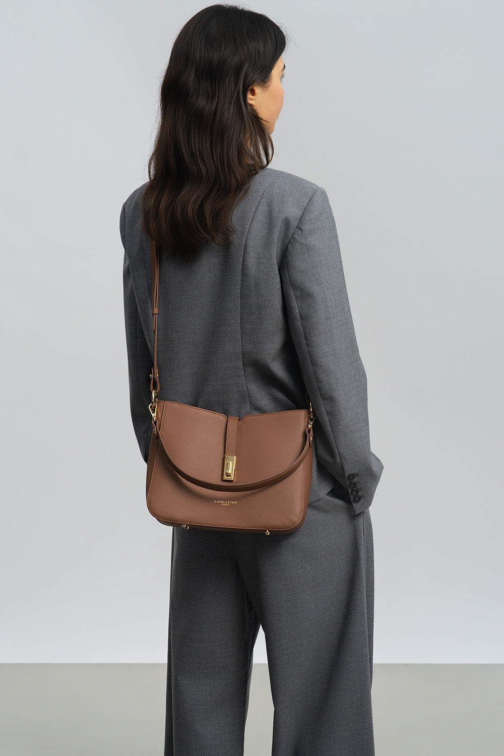 Lancaster Sac besace Zippé L Milano Horizon Sable – porté
