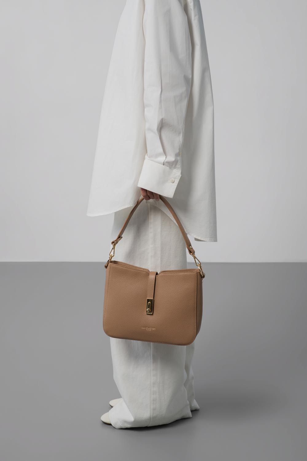 Lancaster Sac besace Zippé L Milano Horizon Sable – porté