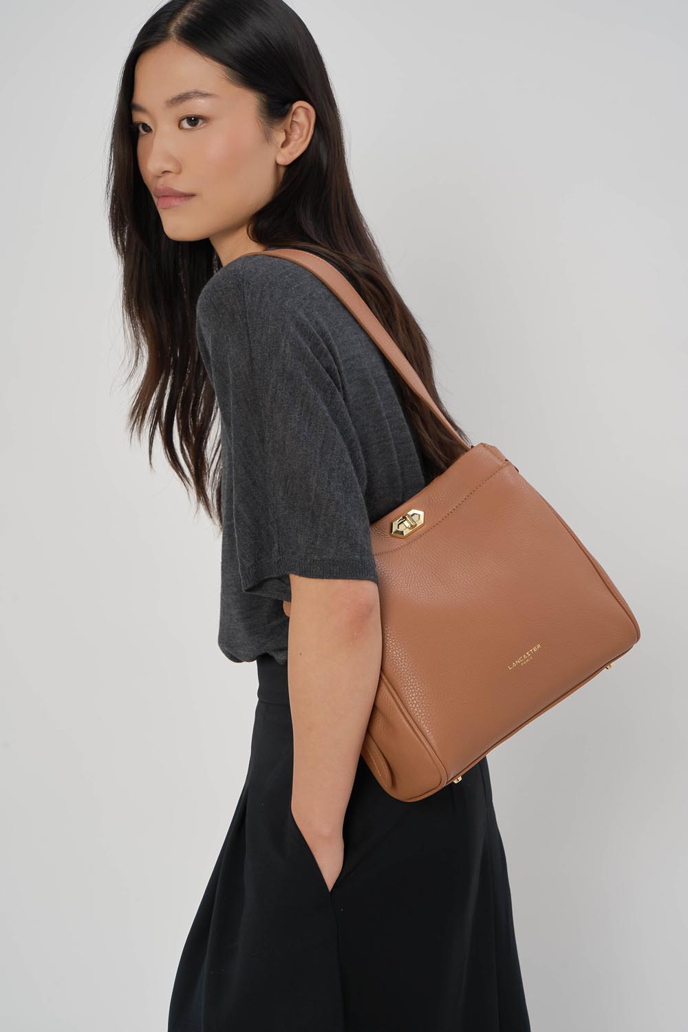 Lancaster Hobo-Tasche Mit Metallverschluss M Lady ROMY Camel – getragen