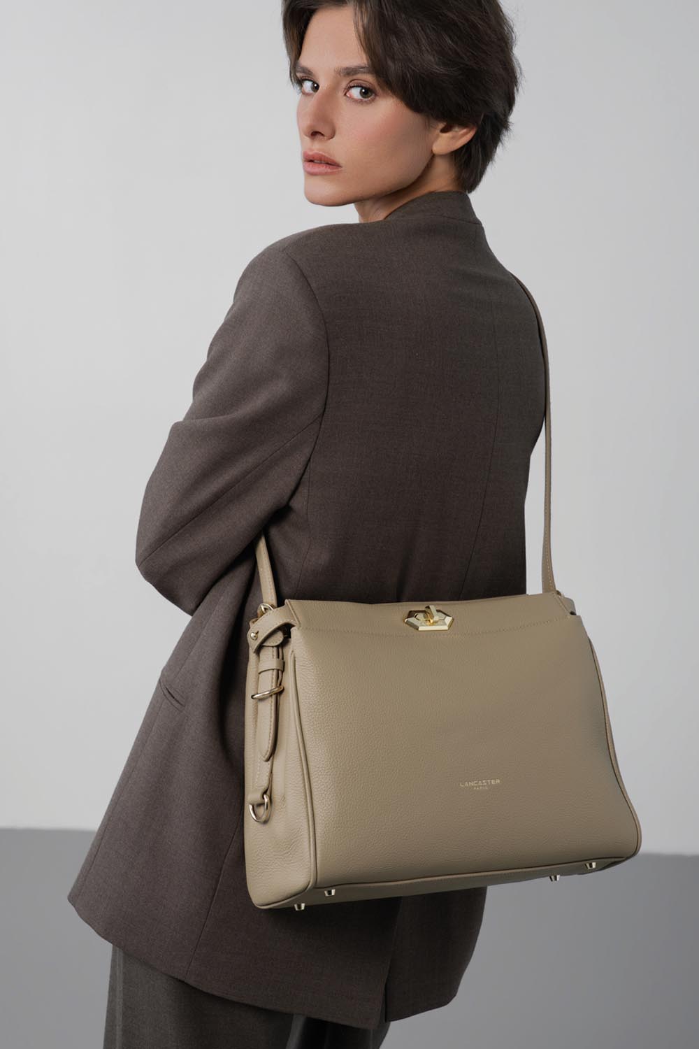 Lancaster Hobo-Tasche Mit Metallverschluss L Lady ROMY Camel – getragen