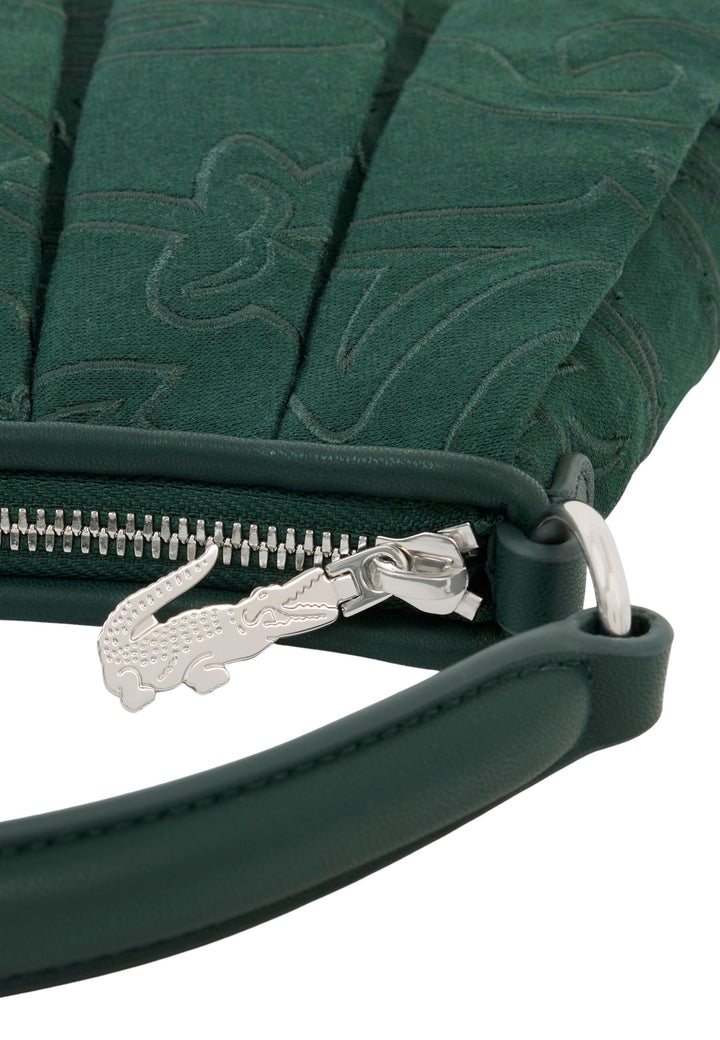 Luckybag™ Gros plan sur la tirette crocodile argentée et l'anse en cuir vert du sac Lacoste Lenglen